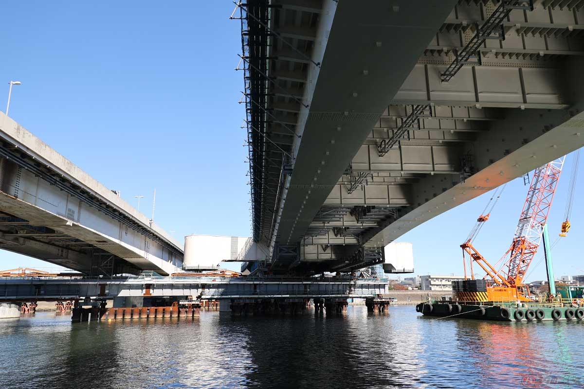 既設橋のすぐ隣で組み立てられた新設橋(右)。架け替えの時を待つ