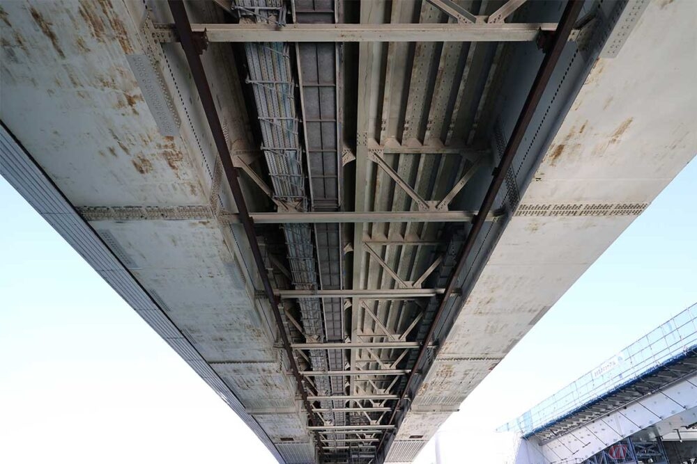 既設橋のウラには多くの補強・補修箇所が見られた