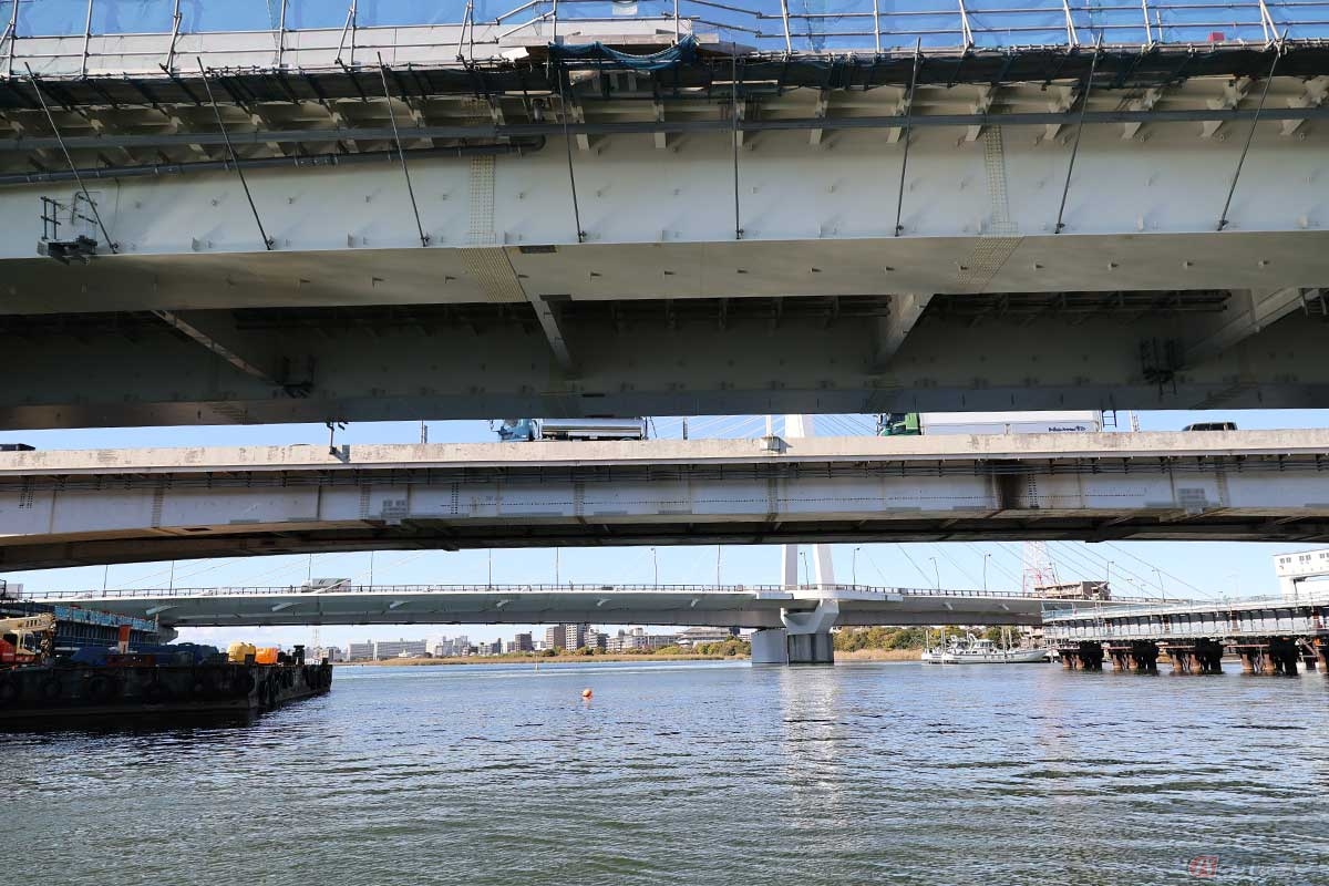 手前から奥へ、新設橋、既設の「高速大師橋」、産業道路大師橋(下流から上流へ向かって撮影)