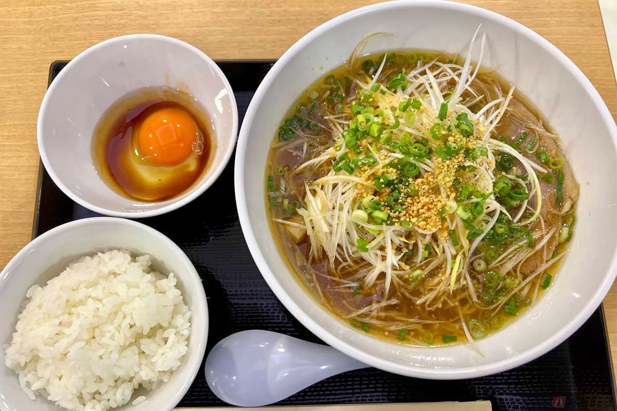 東名高速「EXPASA足柄(足柄SA)」(上り)でいただく「ネギ鹽(しお)らぁ麺」(980円)と「名古屋コーチン 卵かけご飯」(250円)。贅沢なラーメンセットに