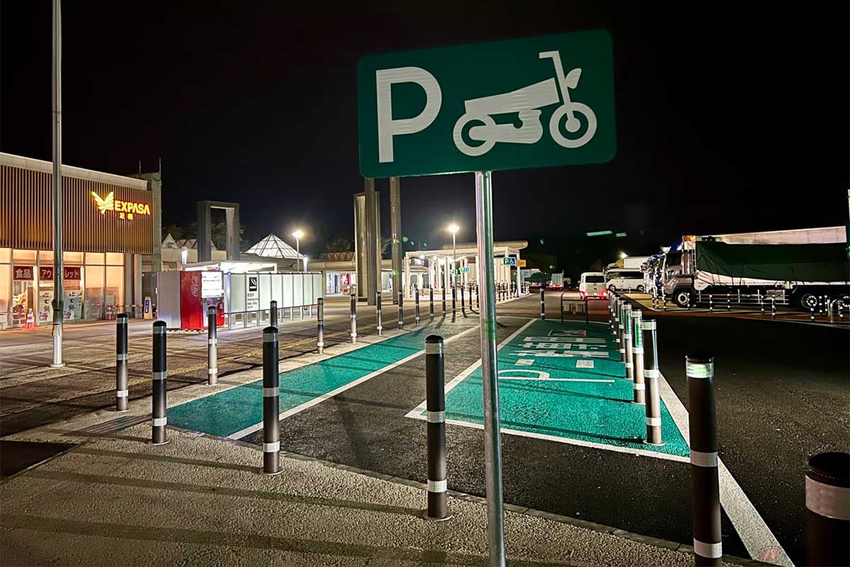 屋根は無いが、2輪用の駐車スペースもしっかり確保されている