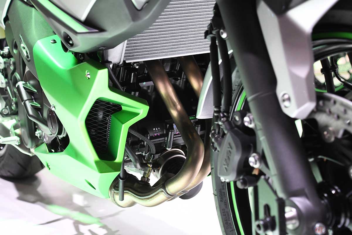 2気筒エンジンから伸びる2本のパイプ。外観は内燃機関のバイクとほとんど変わらない