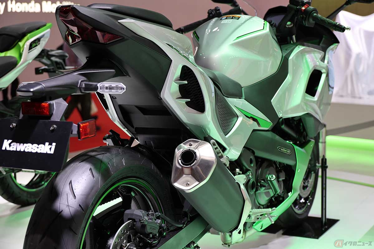 走行用のバッテリーはシート下部に配置