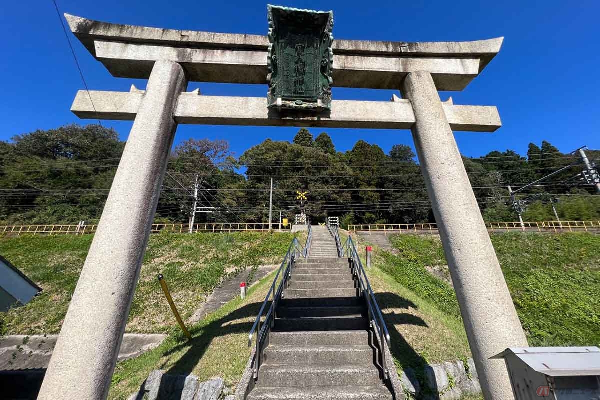 鳥居の向こう側には東海道本線の踏切。線路を渡った先に、吉継の陣跡と墓がある