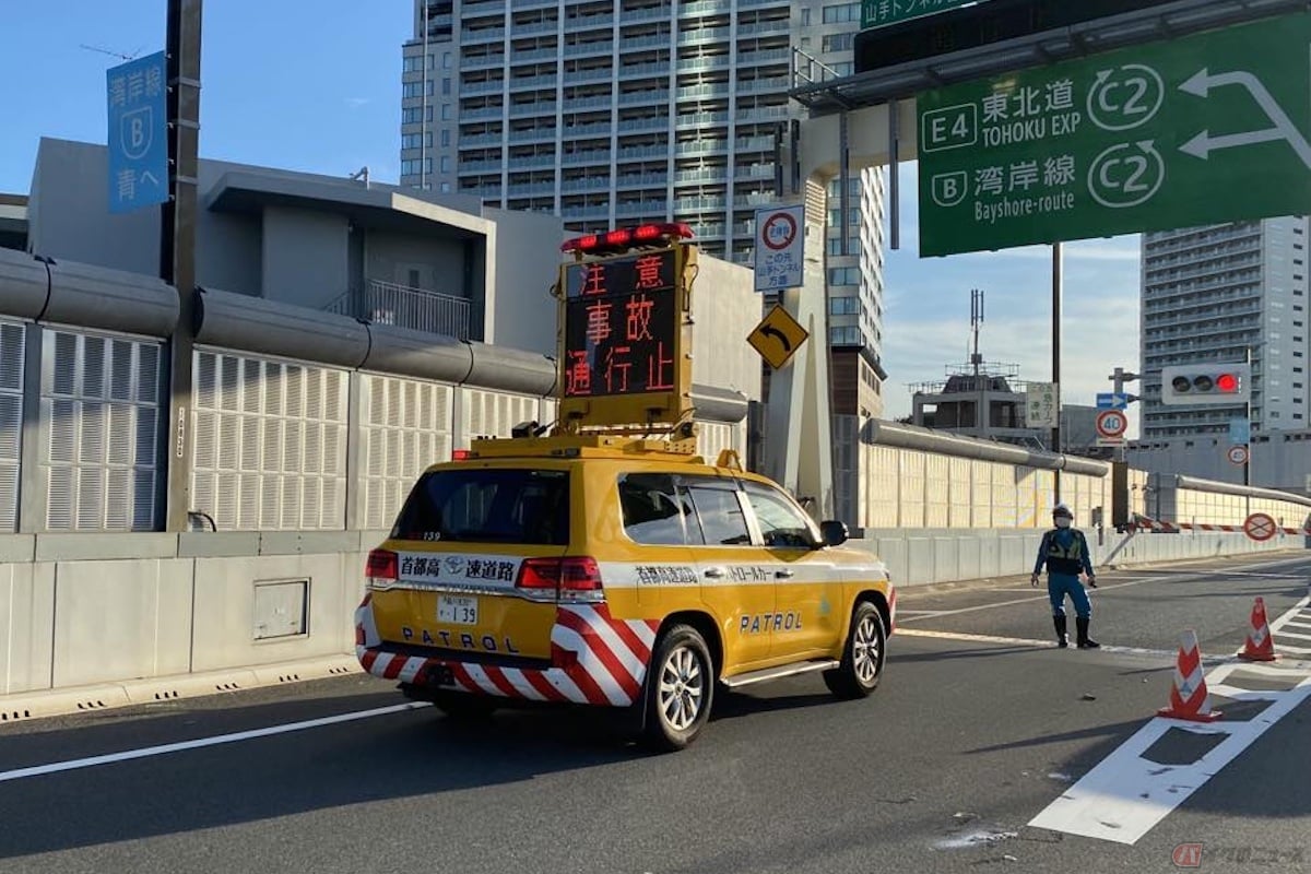 交通管理隊は高速道路上で交通事故が発生すると現場に急行し、事故処理もおこなう