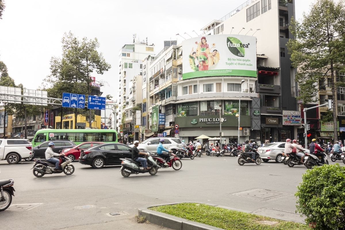 ベトナムではバイクやクルマなど、車両によって通行してよい車線が決まっていることが多い