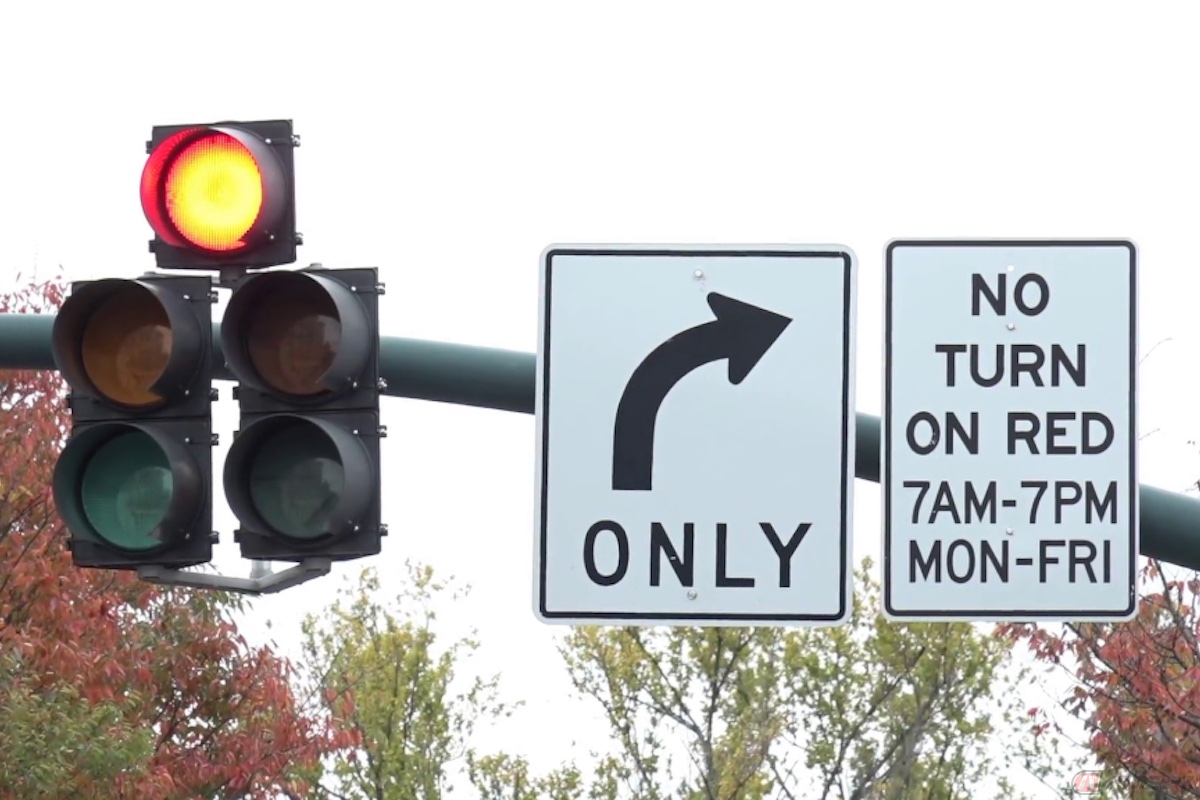 アメリカでは赤信号でも右折することができますが、「NO TURN ON RED」と表示されている交差点では、赤信号時の右折は禁止されている