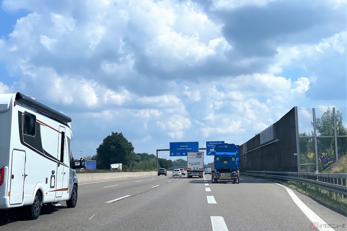 ドイツの高速道路（アウトバーン）ではバイクやクルマの最高速度は130km／h（一部無制限区間を除く）