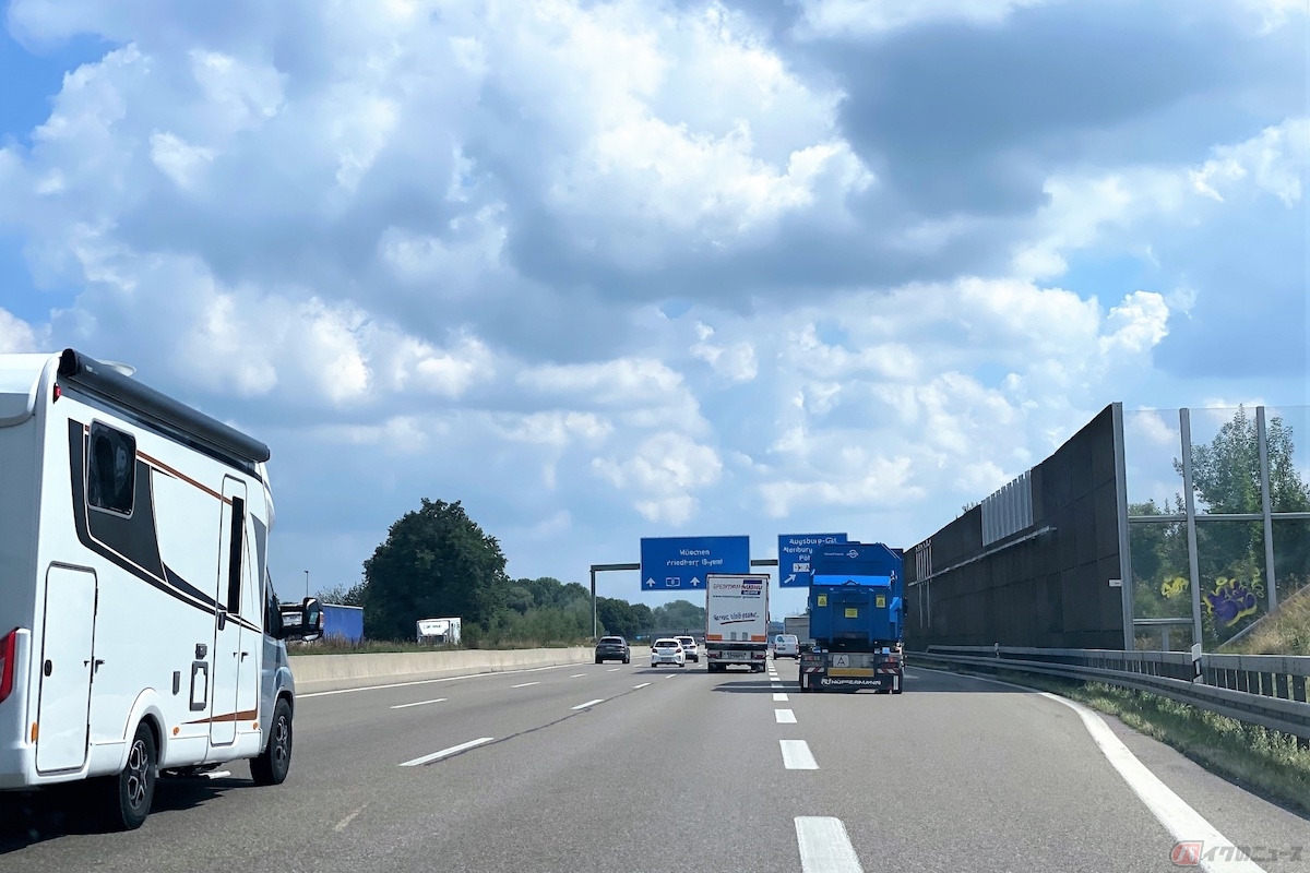 ドイツの高速道路(アウトバーン)ではバイクやクルマの最高速度は130km/h(一部無制限区間を除く)
