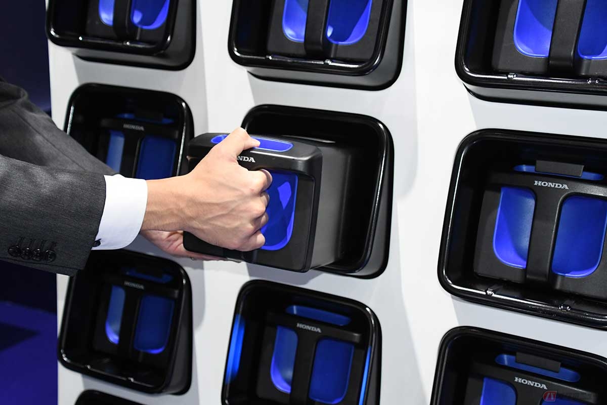 バッテリー交換ステーションで使用可能なバッテリーは、ライトの点灯で分かるようになっている