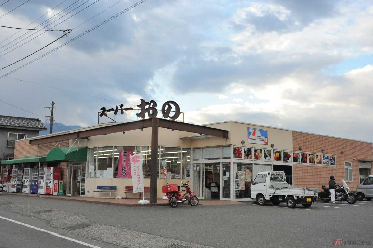 実在する店舗「スーパーおの」（北杜市武川町）は、アニメの中でもほぼ同じ風景で描かれている