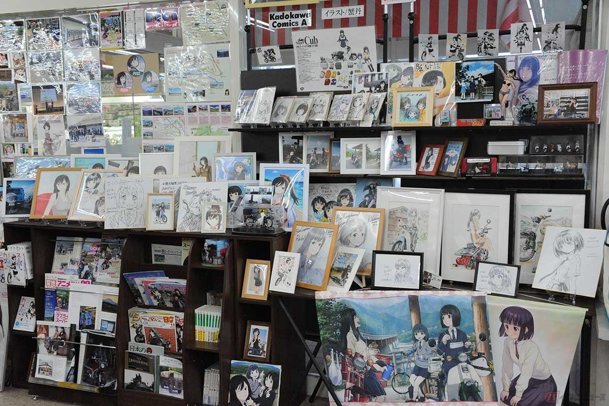 店内に展示されたポスターやイラストなど、ほとんどは『スーパーカブ』のファンによる寄贈だ