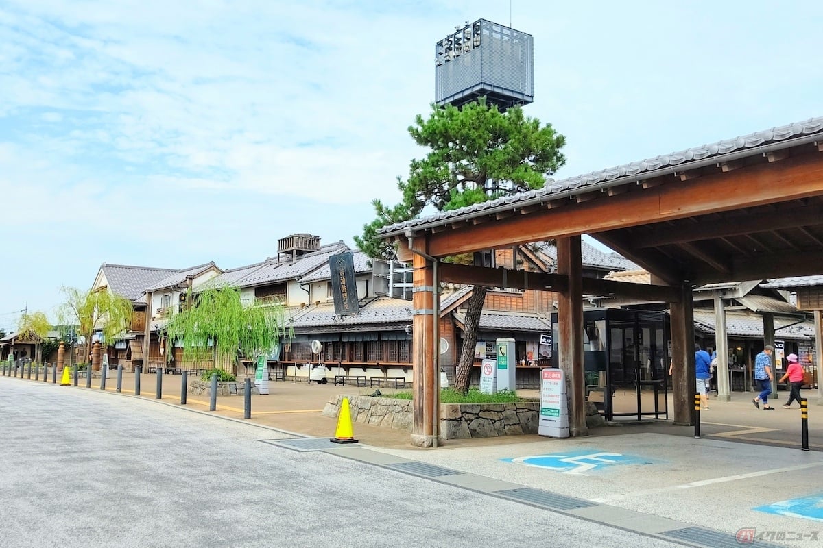 東北自動車道の羽生PAは、江戸の街並みを再現した上り線の「鬼平江戸処」と大型商業施設である下り線の「Pasar羽生」に分かれている