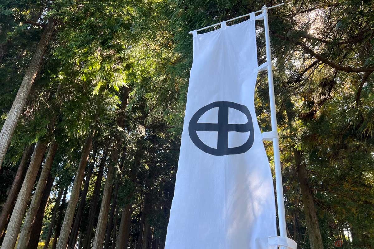 島津家の家紋は「丸に十字」。十字紋は初代の忠久が源頼朝から賜ったものと伝えられている。「魔除け」や「二匹の龍」、キリシタンとの関係など様々な説があるようだ