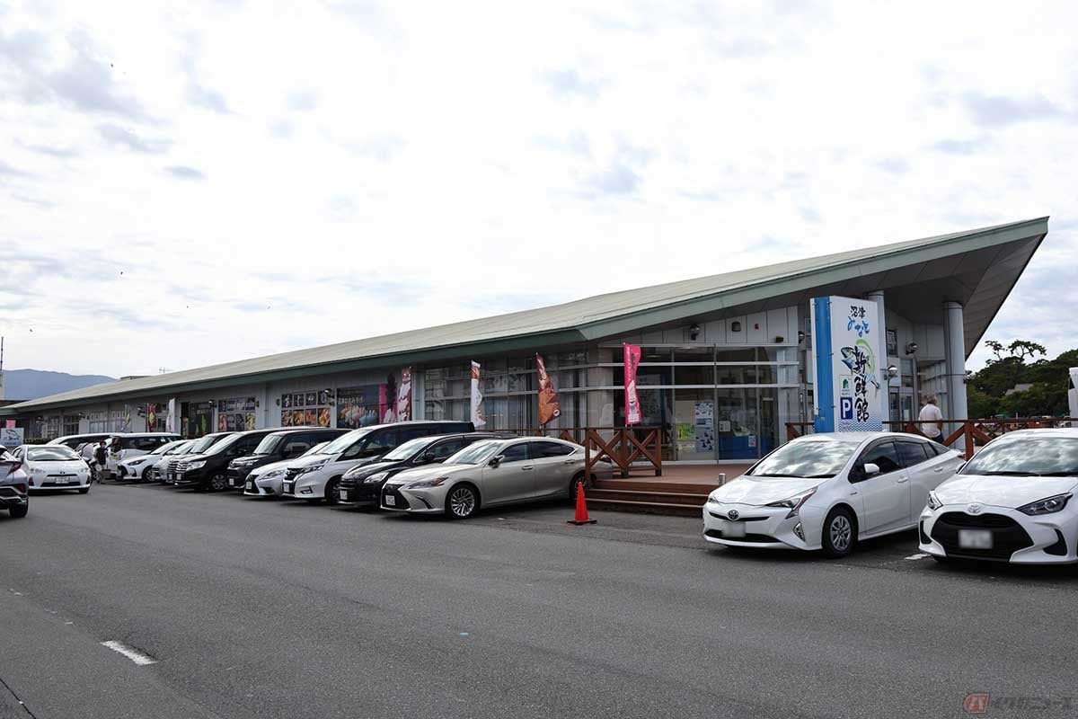 静岡県沼津市の沼津港入り口にある「沼津みなと新鮮館」。海鮮レストランや水産物を販売する店が入っている施設。バイクは専用の駐車スペースへ停めた