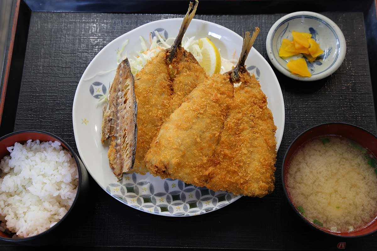 「あじや」オススメ、自慢のふわふわ肉厚ちょっと大きめアジフライ2枚の「アジフライ定食」。ご飯、みそ汁の器が小さく見えるが普通サイズ