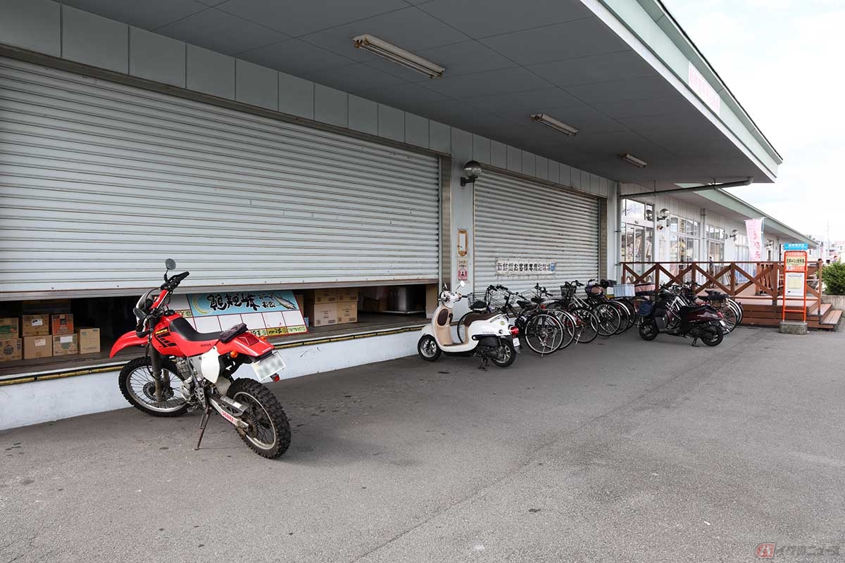 「沼津みなと新鮮館」の魚市場側に2輪車専用の駐車スペースがある