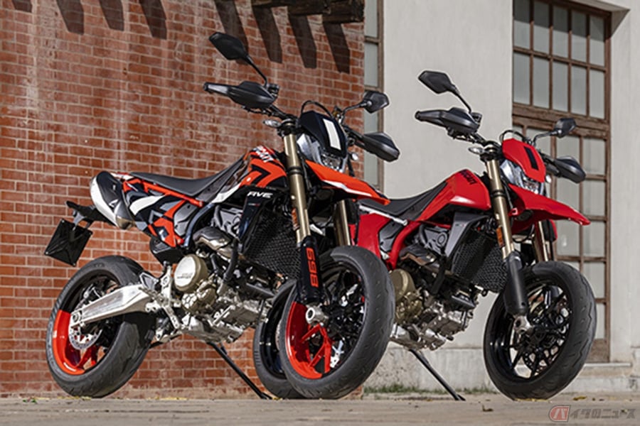 ドゥカティ「ハイパーモタード698モノ」(右)と「ハイパーモタード698モノREV」