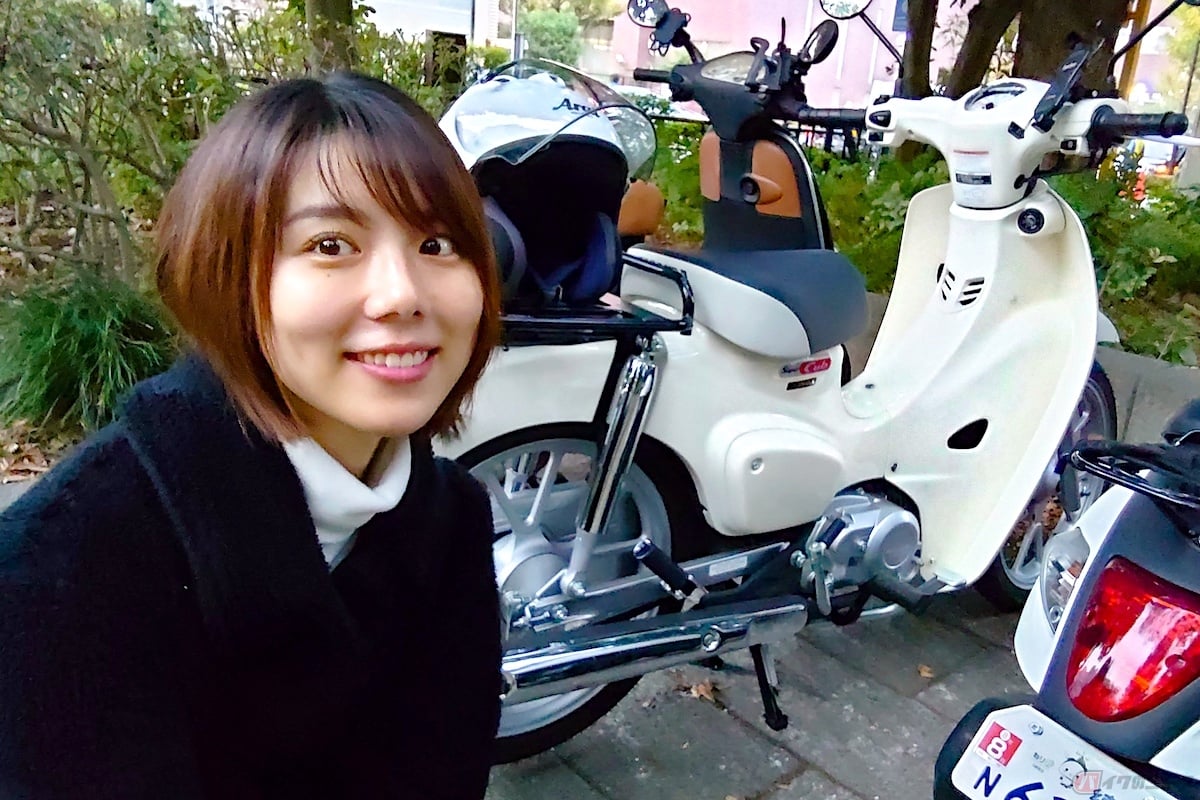 スーパーカブで公園の駐車場に停め、公園内でティータイム