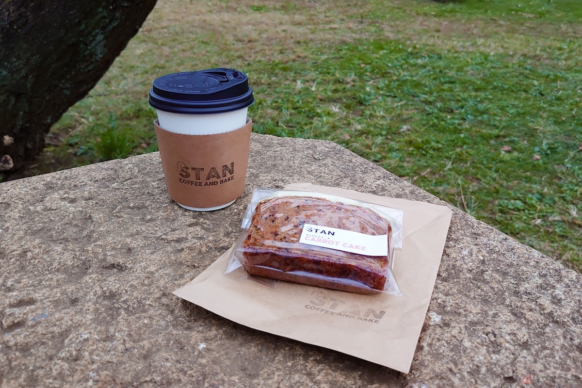 『STAN COFFEE AND BAKE』からテイクアウトしたレモネードとキャロットケーキ