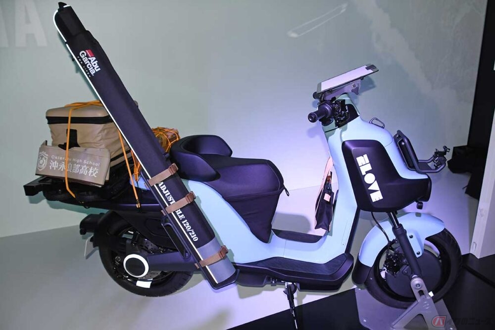 「ジャパンモビリティショー2023」のヤマハブースに展示された電動スクーター「ELOVE（イーラブ）」（参考出展車）