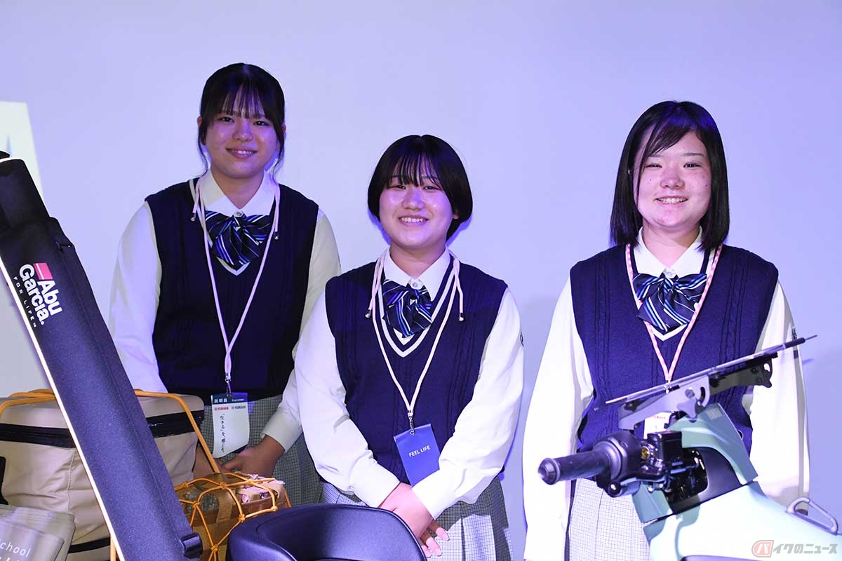 「ELOVE」にかかわった沖永良部高校の生徒たち。写真右から、泉琉香さん、松下美波さん、藤田愛さん