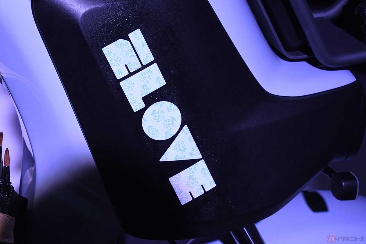 雨に濡れると「ELOVE」のロゴにグラフィックが浮かび上がるという藤田愛さんのアイデア。雨の日をポジティブな気持ちに変換できないか、というところから考えられた