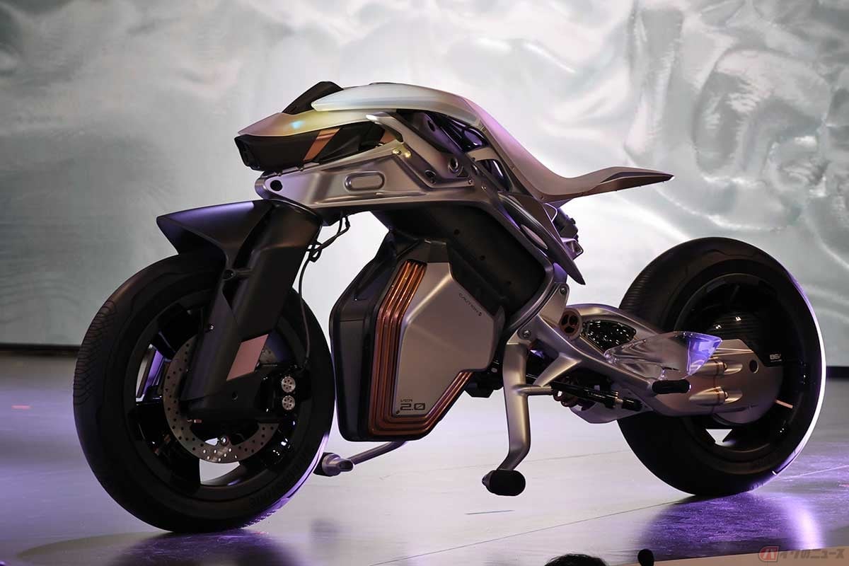オーナーを認識して起き上がる「MOTOROiD2(モトロイド・ツー)」は、自らをセンシングして不倒状態を保つことができる(ジャパンモビリティショー2023)