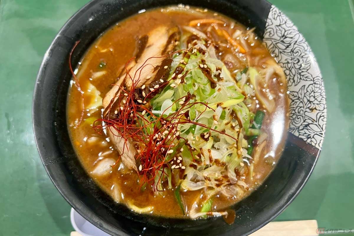 新東名「NEOPASA岡崎」でいただく「八丁味噌ちゃあしゅうめん」(1120円)は、濃厚な八丁味噌とシャキシャキ食感の野菜を堪能できる