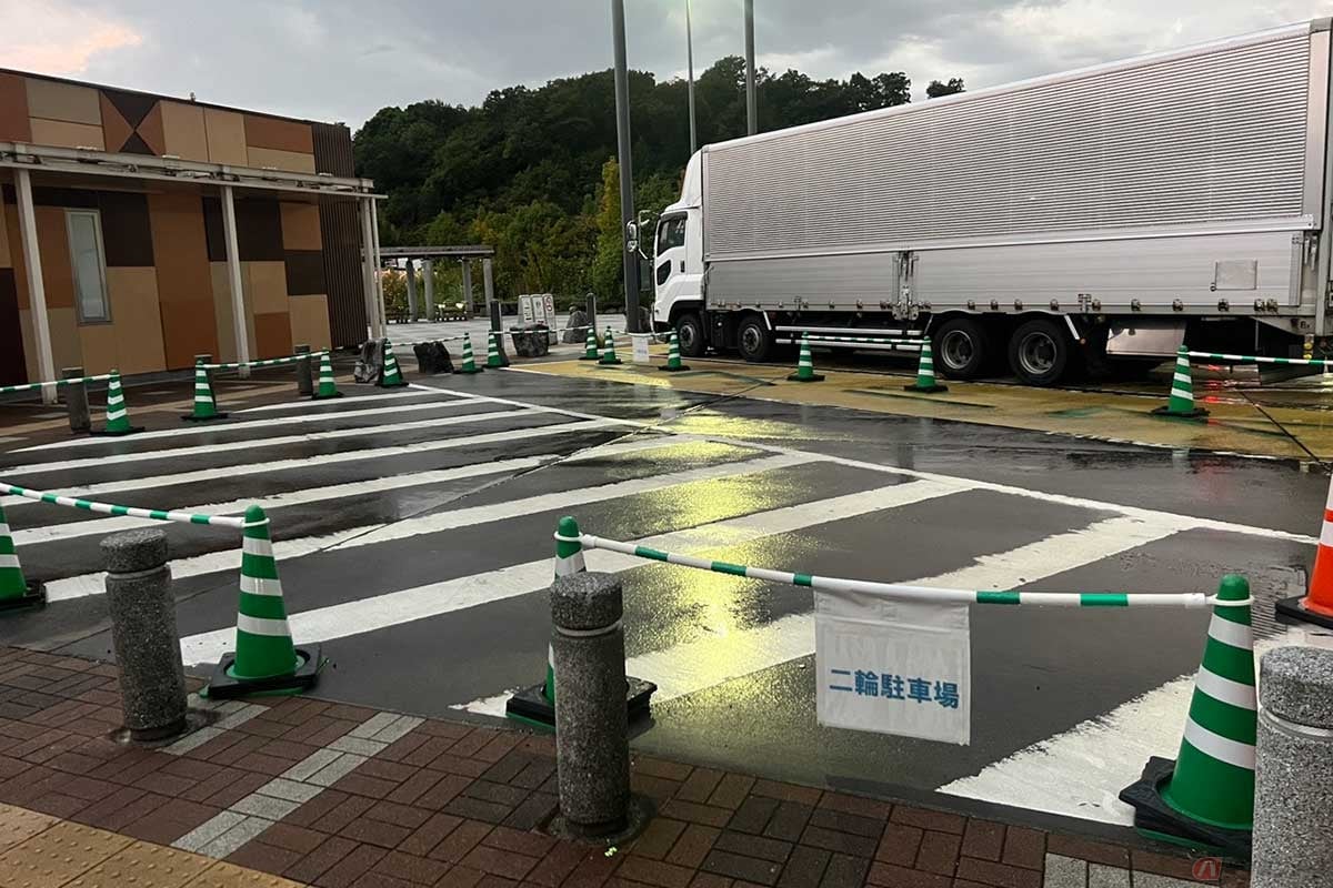 訪れた時は工事中で、2輪車用駐車スペースは仮設だった