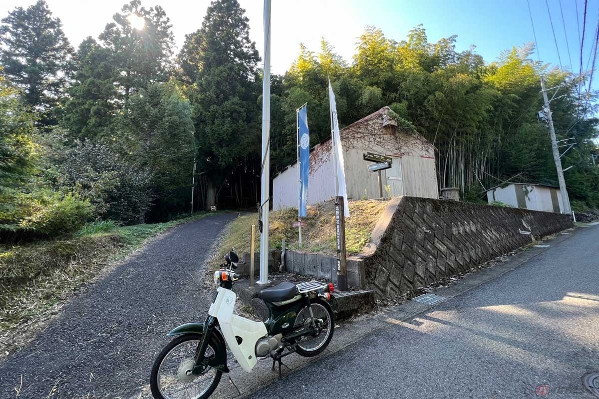 「岡山烽火場(おかやまのろしば)」へ続く細い脇道。対面に駐車場があるので、そこにバイクを停めてから散策した