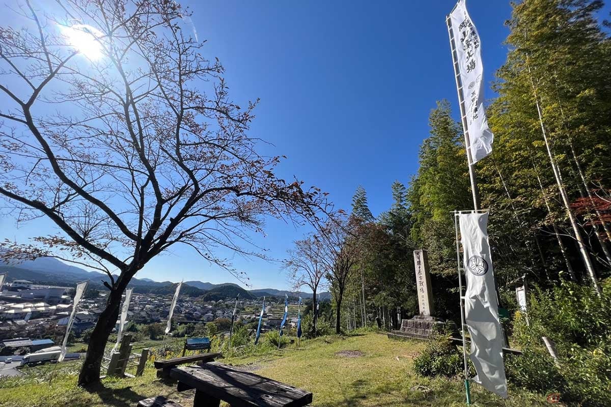 「岡山烽火場」に到着すると、そこはまさに「関ケ原古戦場」を見渡せる丘陵だった