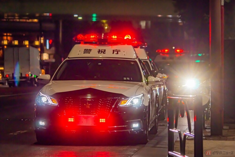赤い回転灯は緊急自動車（パトカー、救急車、消防車など）に使用される回転灯