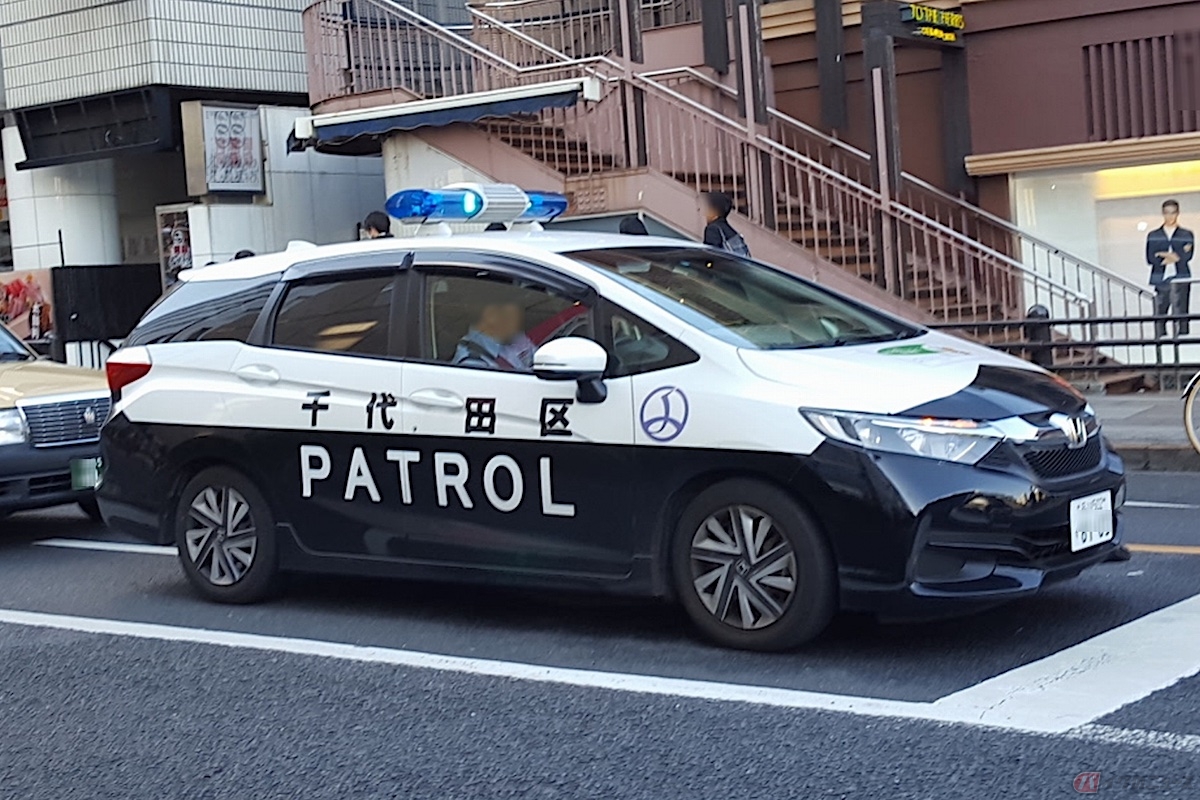 青い回転灯は、自主防犯活動用自動車に使用されるもの