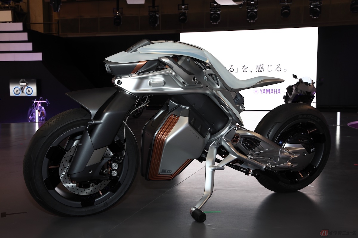 MOTOROiD2には、人の顔や動きを認識するAI機能が搭載されていて、AMCES(アムセス)といわれる自律バランス制御機能が搭載されている