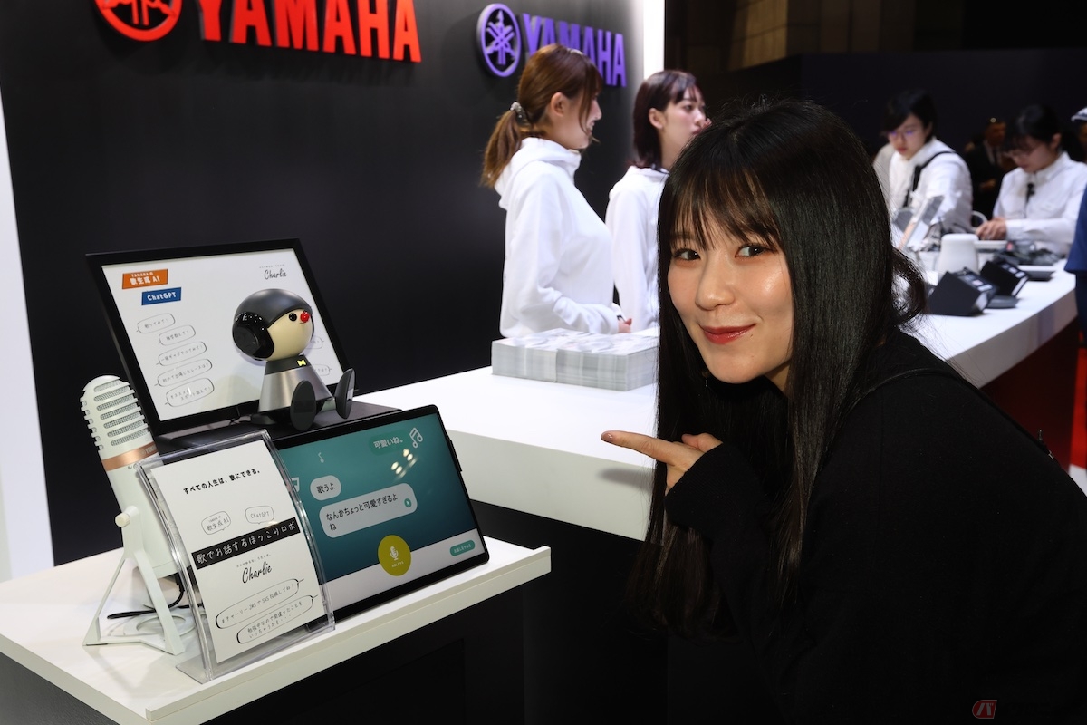 YAMAHA ブースの受付横でちょこんと座って来場者を向かい入れていた『チャーリー』