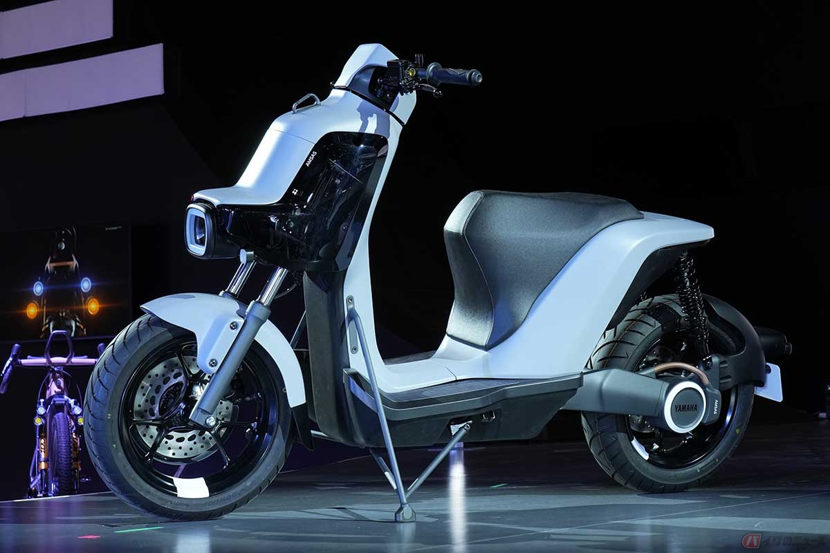 ヤマハが開発した二輪車安定化支援システム「AMSAS」を搭載した電動スクーター「ELOVE(イーラブ)」(ジャパンモビリティショー2023)