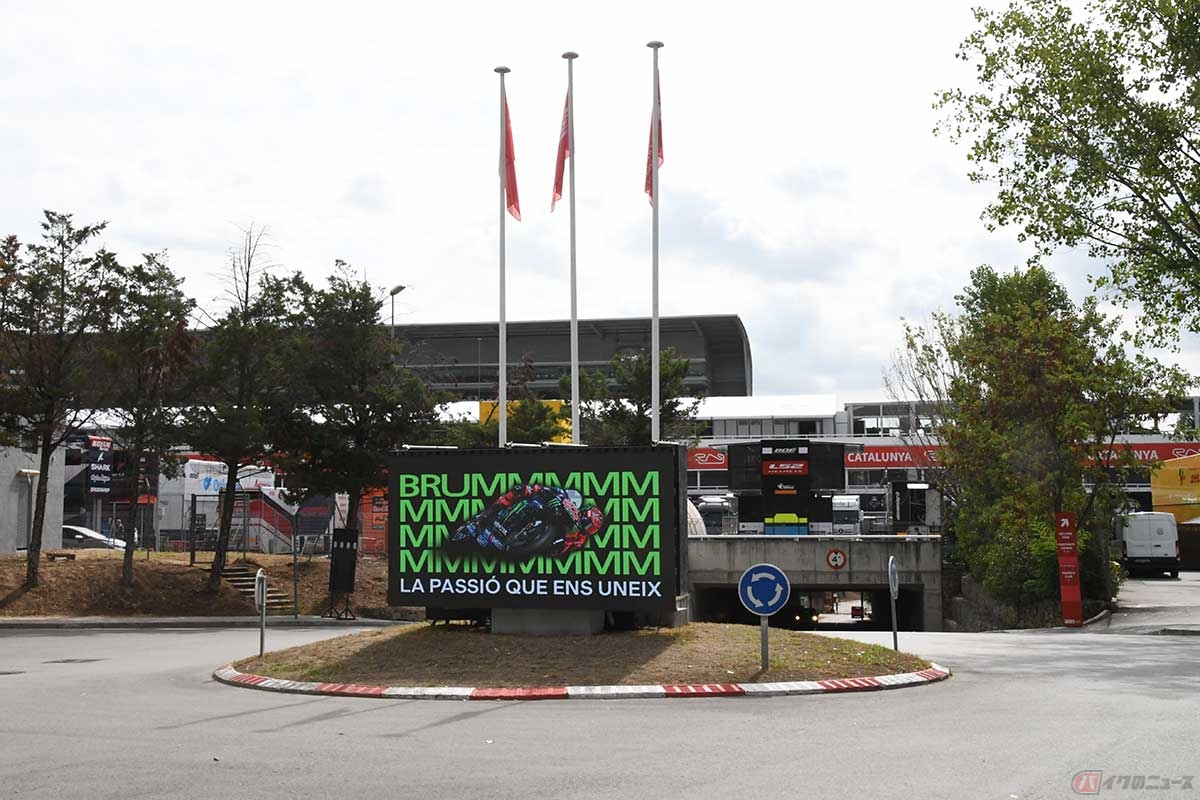 サーキット内にあるラウンドアバウト(環状交差点)。周辺にはモニュメントが設置されていた。そもそもラウンドアバウトがサーキット内にあること自体、日本人としては興味津々