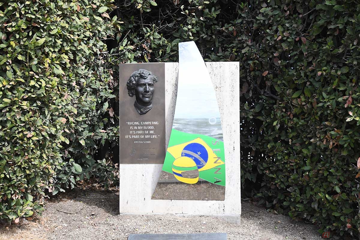 F1ドライバー、アイルトン・セナのモニュメント。セナの言葉が刻まれている