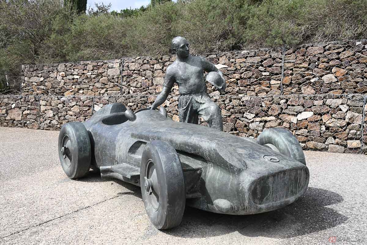 ファン・マヌエル・ファンジオのモニュメント。こちらもF1ドライバー