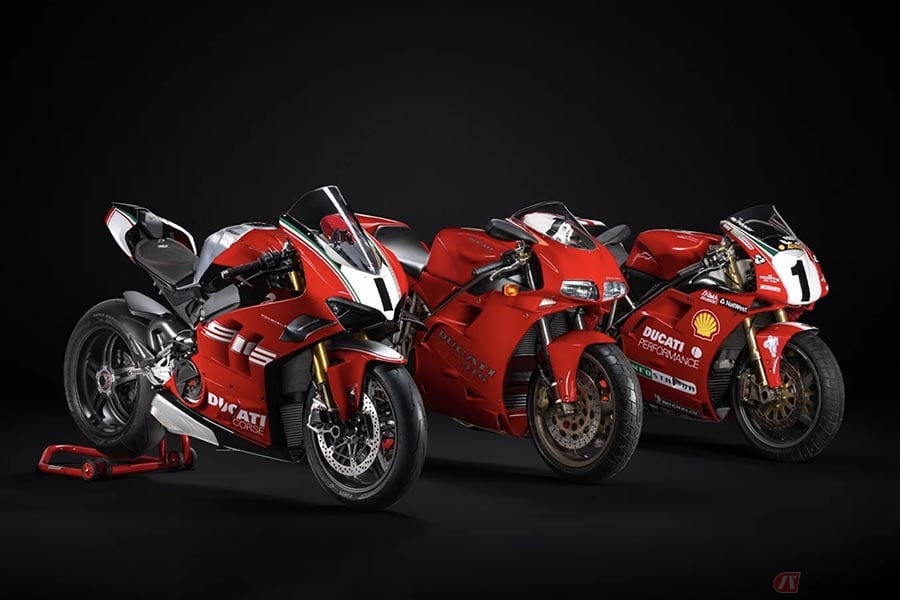 左からドゥカティ「Panigale V4 SP2 30° Anniversario 916」、「916」、1999年にカール・フォガティ選手が駆った「916」スーパーバイク世界選手権用マシン