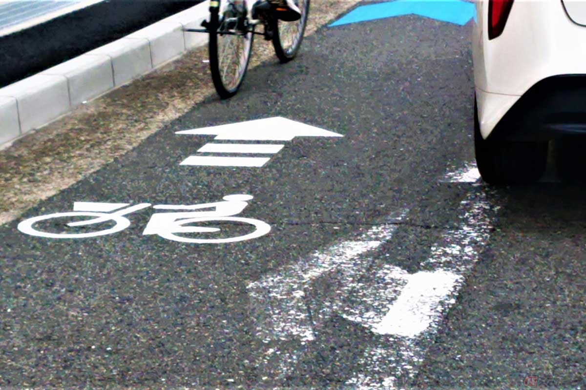 自転車通行帯や自転車ナビラインを走る際も、並行して走るクルマの死角に入り込まないよう注意したい