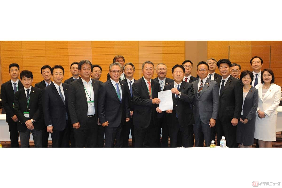 公明党オートバイ懇話会で要望書を提出したオートバイ政治連盟、全国オートバイ協同組合連合会、日本自動車工業会