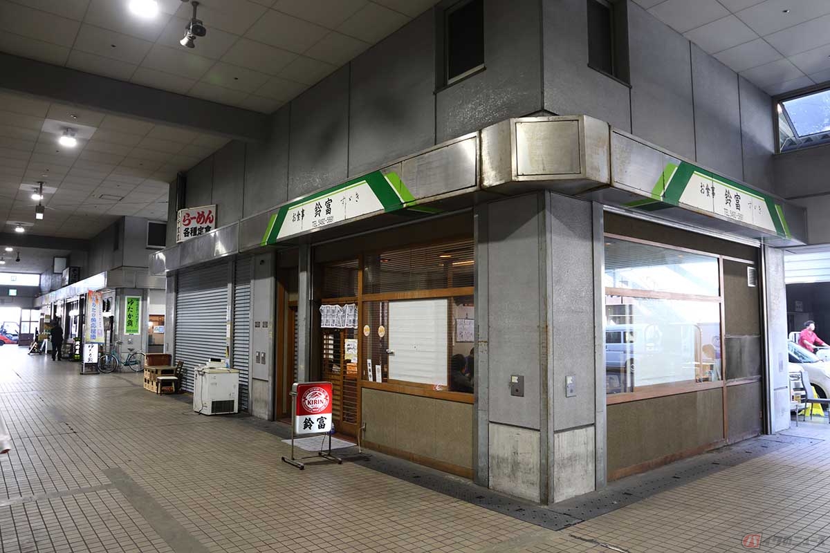 「鈴富(すゞき)」は大田市場の関連棟の店が並ぶ通りの中央あたりにあった。戦後すぐに鎌田で創業した老舗だとか