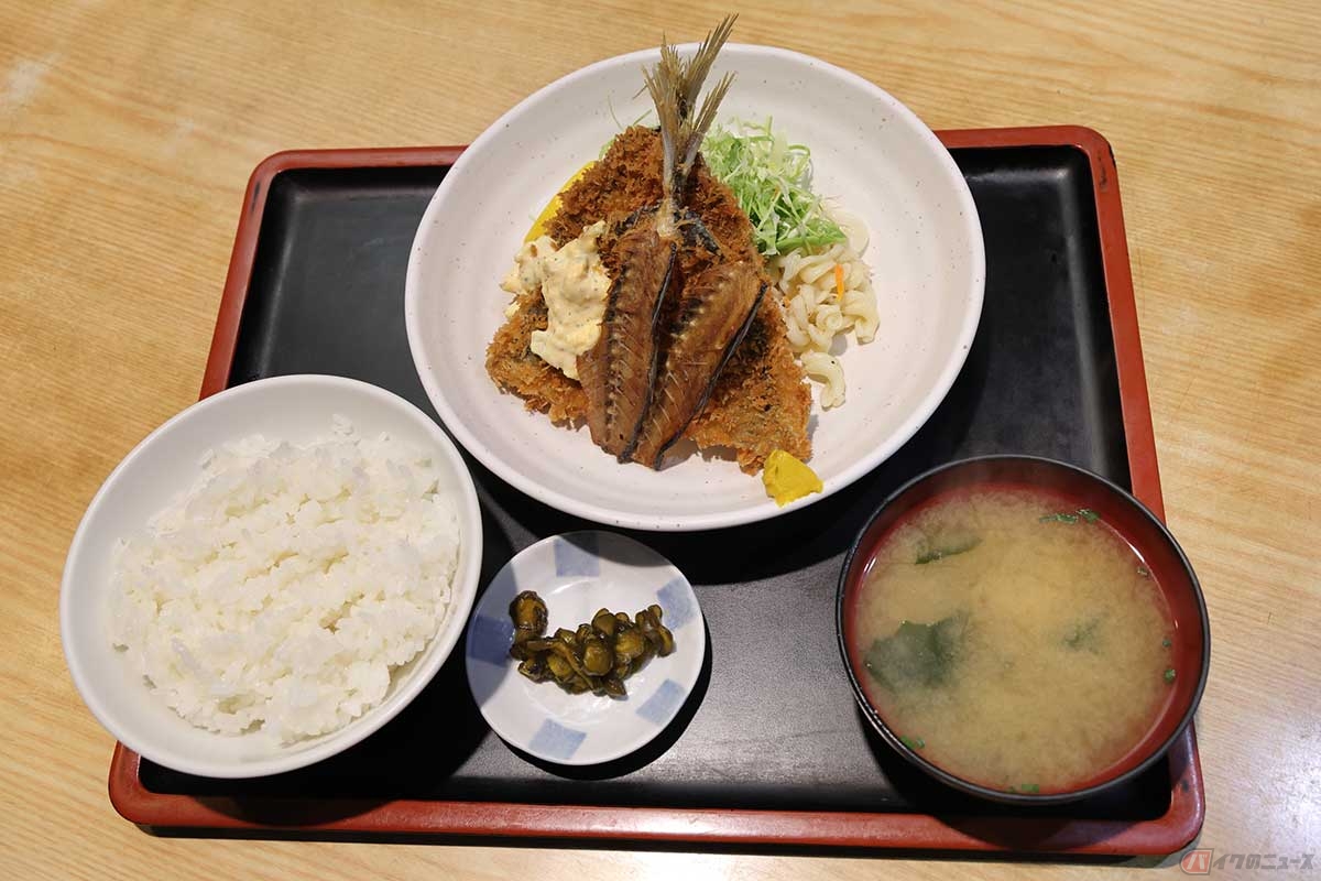 「鈴富」の「生あじフライ(定食)」は、アジフライ2尾に骨せんべい。付け合わせはマカロニサラダとキャベツ