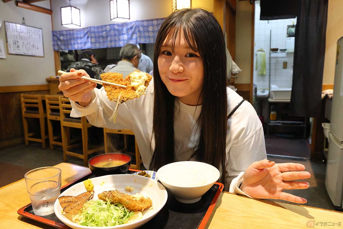 「鈴富」の「生あじフライ」を食べる高梨はづきさん。彼女の連載コラムにもアジフライが登場するかも？（しないかも）