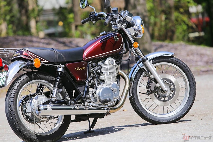 筆者(佐賀山敏行)が所有していた2014年式SR400。フロントホイールの19インチ化やアップハンドル装着など、1970年代風スタイルを再現しています