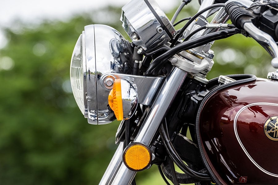 ドラッグスター純正ヘッドライトレンズで、ヘッドライトを凸型に変更。ウインカーレンズはSR400初期型を流用しています。また、サイドリフレクターも装着