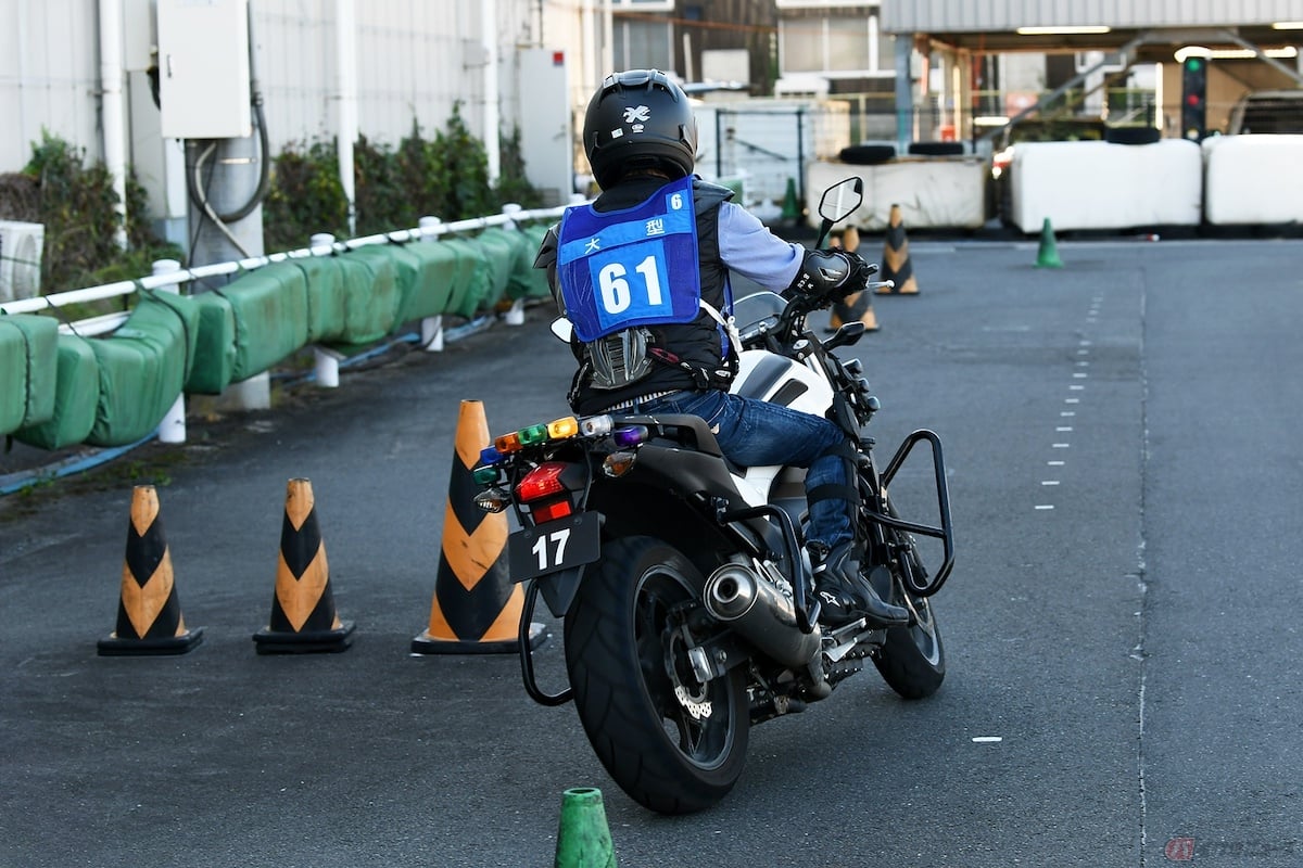 教習車には、エンジンガードが装備されています