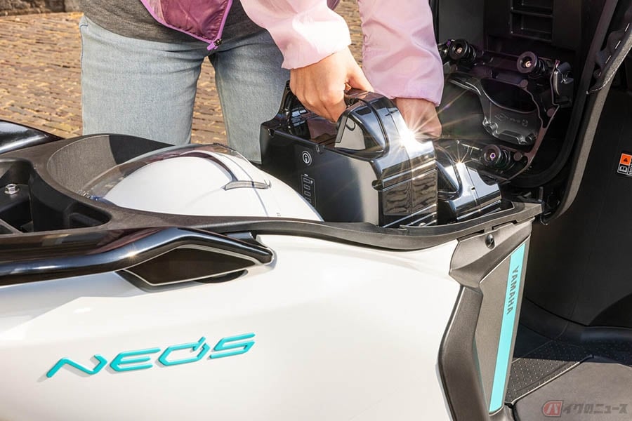 ヤマハの電動スクーター「NEO’s Dual Battery」。バッテリーを2つ搭載した状態でもシート下スペースを利用することが可能です